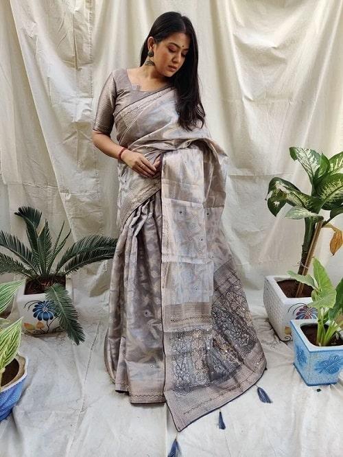 11 Saree poses ideas | elegant saree, stylish sarees, saree look-megaelearning.vn
