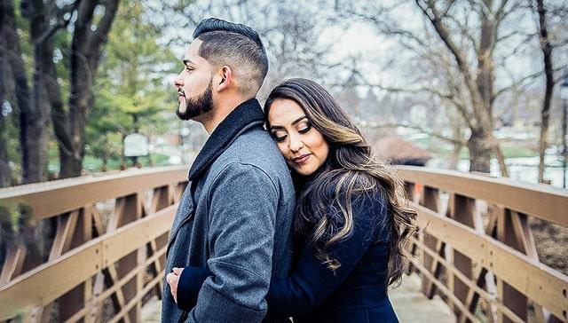 27 Essential Engagement Photo Poses for Couples to Try